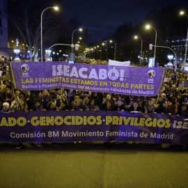 Decenas de personas sostienen una pancarta durante la manifestación convocada por la Comisión 8M por el Día Internacional de la Mujer, a 8 de marzo de 2024, en Madrid (España).