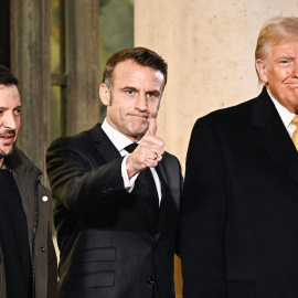 Volodímir Zelenski, Emmanuel Macron y Donald Trump después de una reunión en el Palacio del Elíseo.