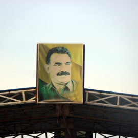 Imatge d'Abdullah Öcalan, líder del Partit dels Treballadors Kurds (PKK), en un punt de control a Rojava