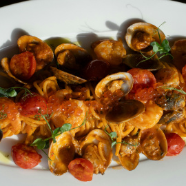 Pasta con marisco y tomates cherry