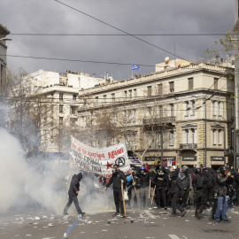 Manifestantes y policías durante los disturbios en protesta del accidente ferroviario de hace dos años, ante el Parlamento griego, a 28 de febrero de 2025.