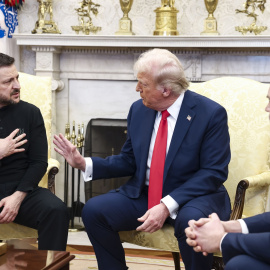 El presidente ucraniano, Volodymyr Zelenski, junto a Donald Trump (c), y el vicepresidente estadounidense, JD Vance (d), en la Oficina Oval de la Casa Blanca.