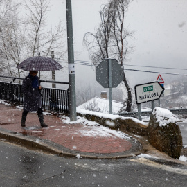 Nieve durante la celebración de la mascarada de los Jarramachos el 2 de marzo de 2025 en Navarrevisca.