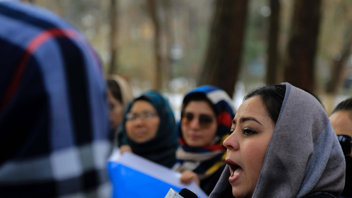 Decenas de mujeres protestan en Kabul contra la opresión de los ...