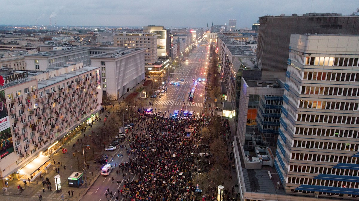 Miles de personas protestan en Varsovia contra las restricciones al ...