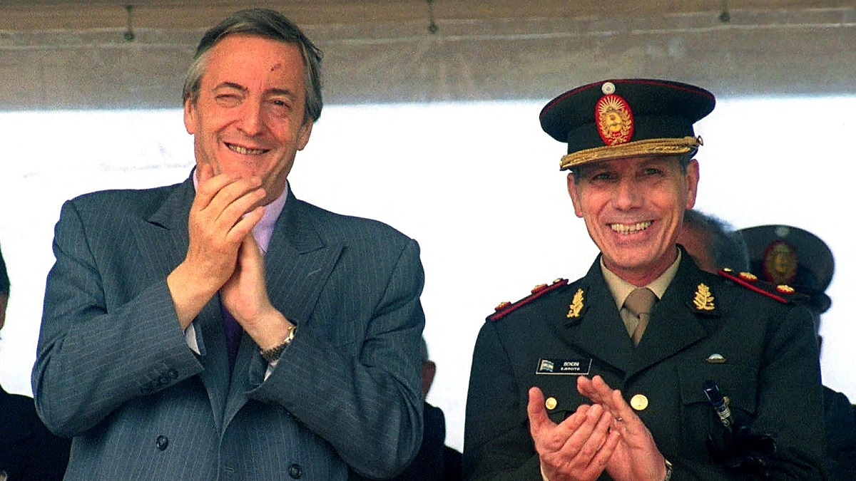 Muere Roberto Bendini, el general que descolgó los retratos de los ...