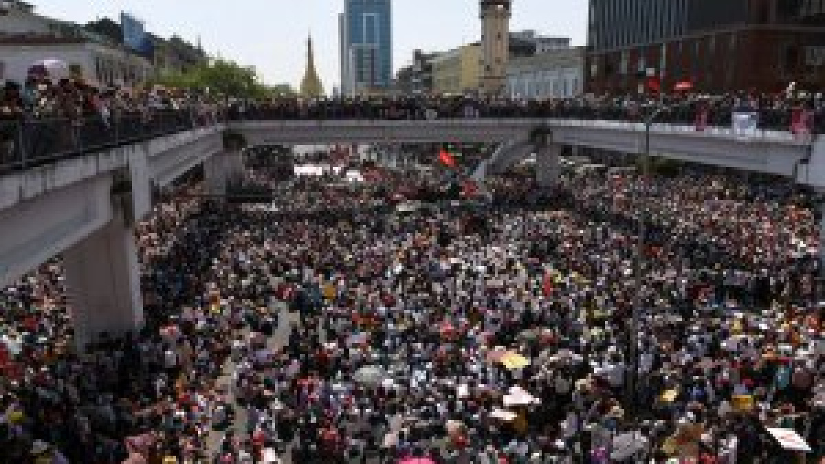 Protestas en Myanmar: Decenas de miles de personas se manifiestan ...