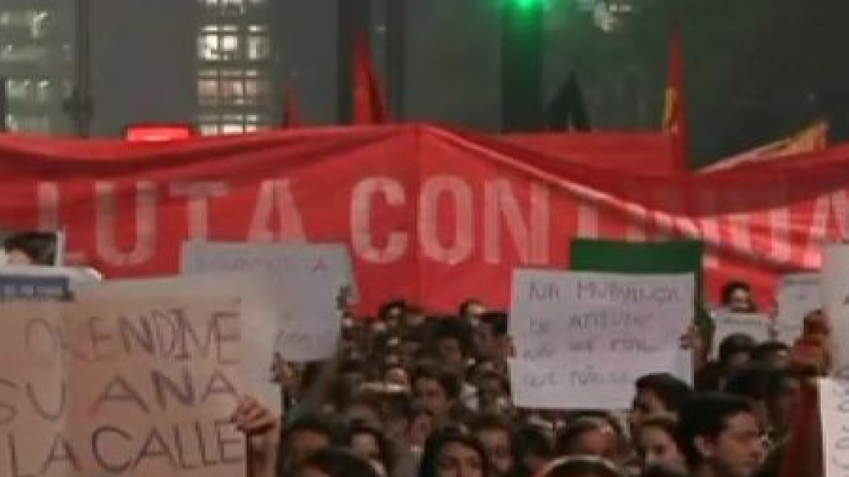 Muere un joven de 18 años en las masivas protestas de Brasil | Público
