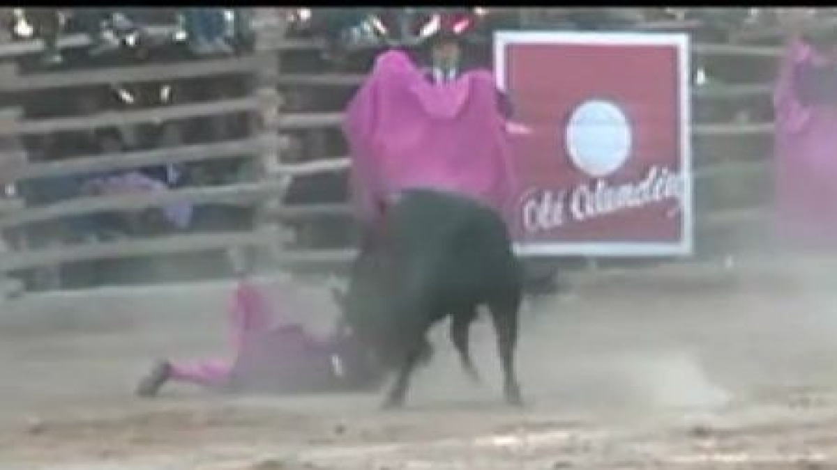 Espectacular cogida de una torera mexicana en una corrida en Perú | Público