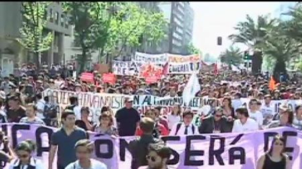 Miles de estudiantes chilenos salen a la calle para exigir cambios en ...