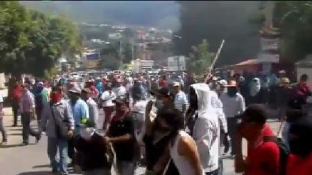 Ira y disturbios en las calles mexicanas por la desaparición de los 43 ...