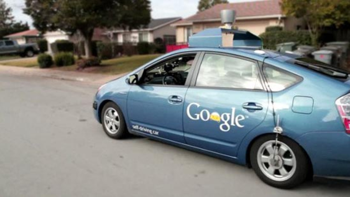 Google empieza a probar por las calles su coche sin conductor | Público