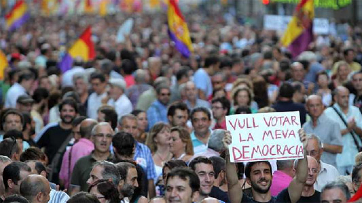 Miles de personas salen a la calle para exigir un referéndum | Público