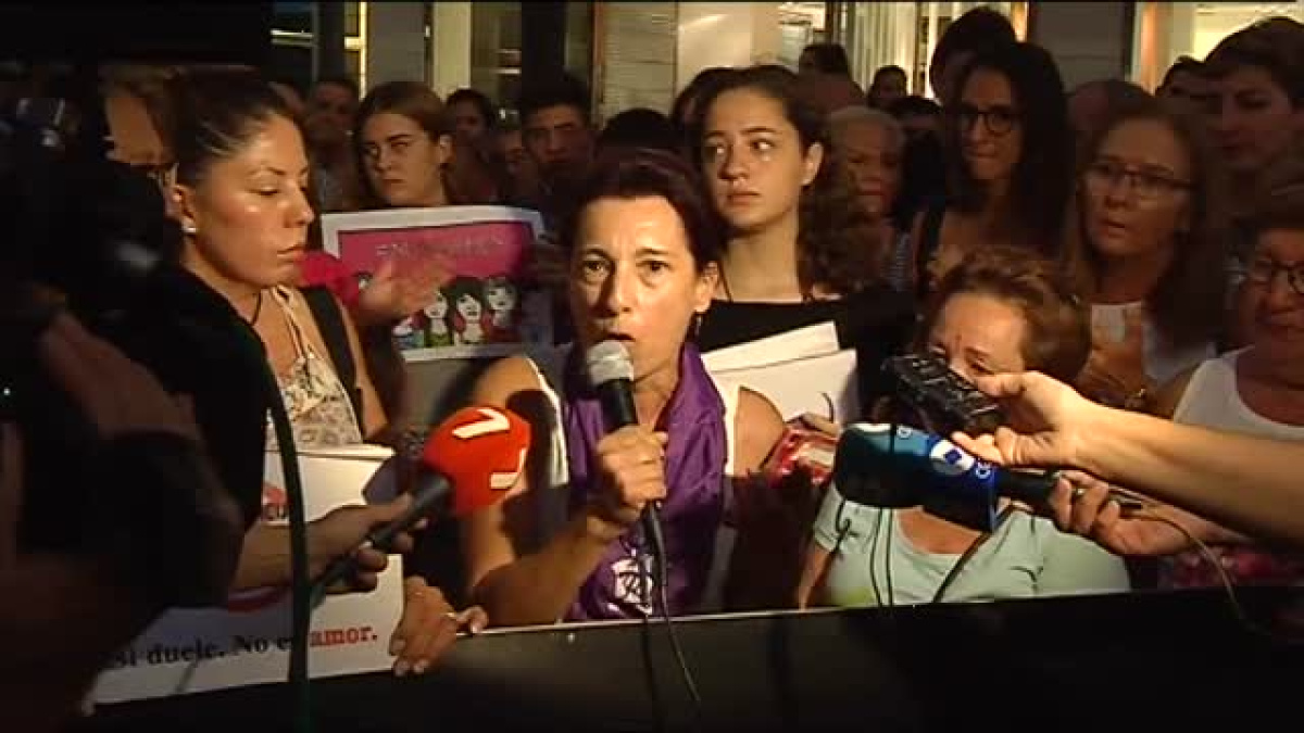 Concentración contra la violencia de género tras el asesinato de una ...