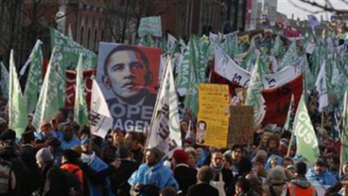 Decenas de miles de personas claman contra cambio climático en ...