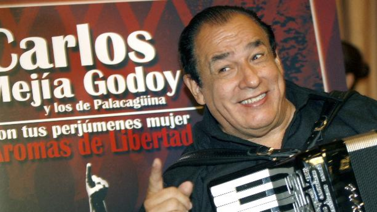 carlos-mej-a-godoy-celebra-los-30-a-os-del-popular-son-tus-perj-menes