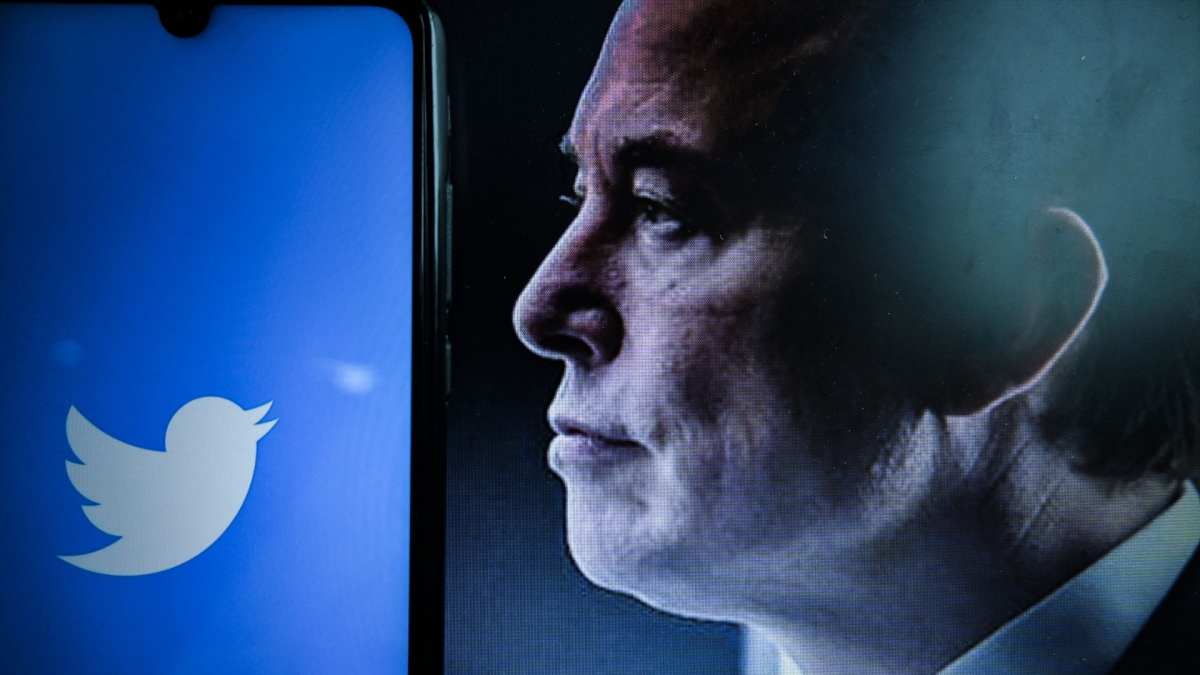 Elon Musk entra en la sede de Twitter con un lavabo tras comprar la red ...