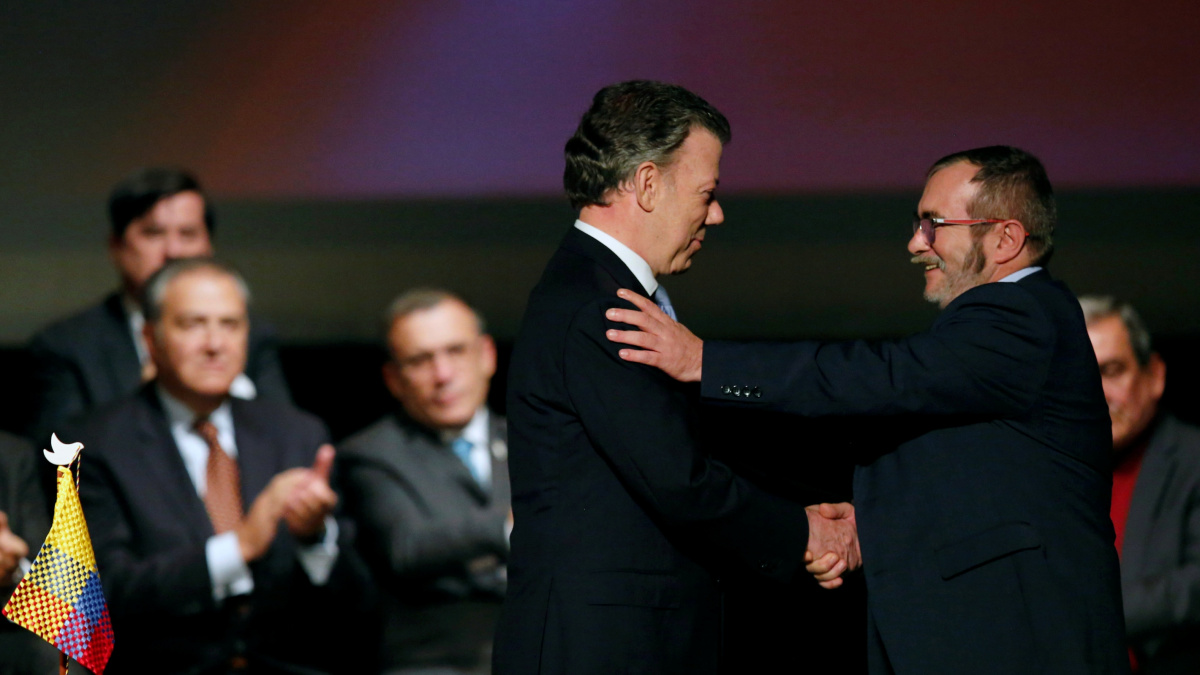 El gobierno de Colombia y la guerrilla firman el acuerdo de paz ...