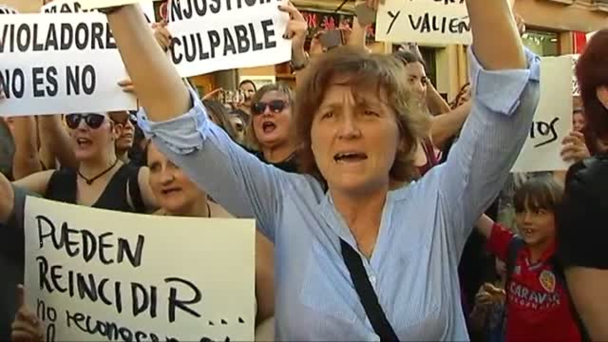 Miles de personas salen a la calle para arropar a la víctima de "La ...