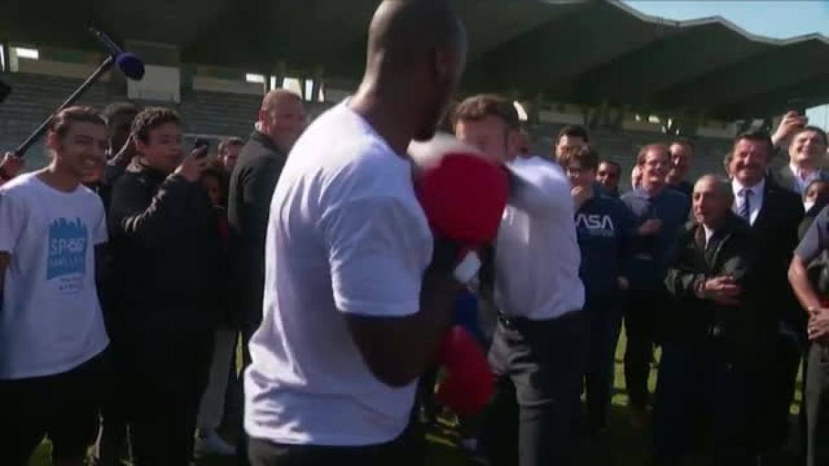 Macron sorprende boxeando en Saint-Denis | Público