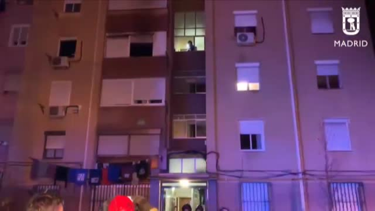 Un hombre salta desde un tercer piso huyendo de un incendio en su ...