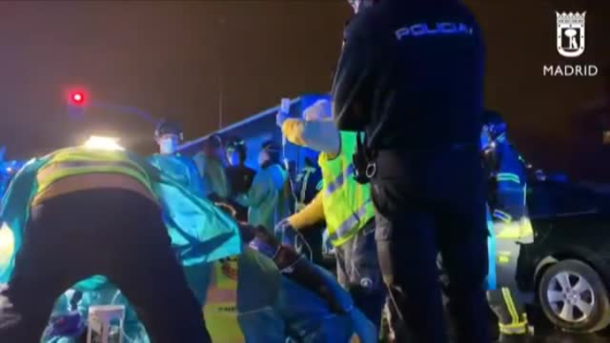 Muere un hombre al chocar su vehículo contra un autobús en Madrid | Público
