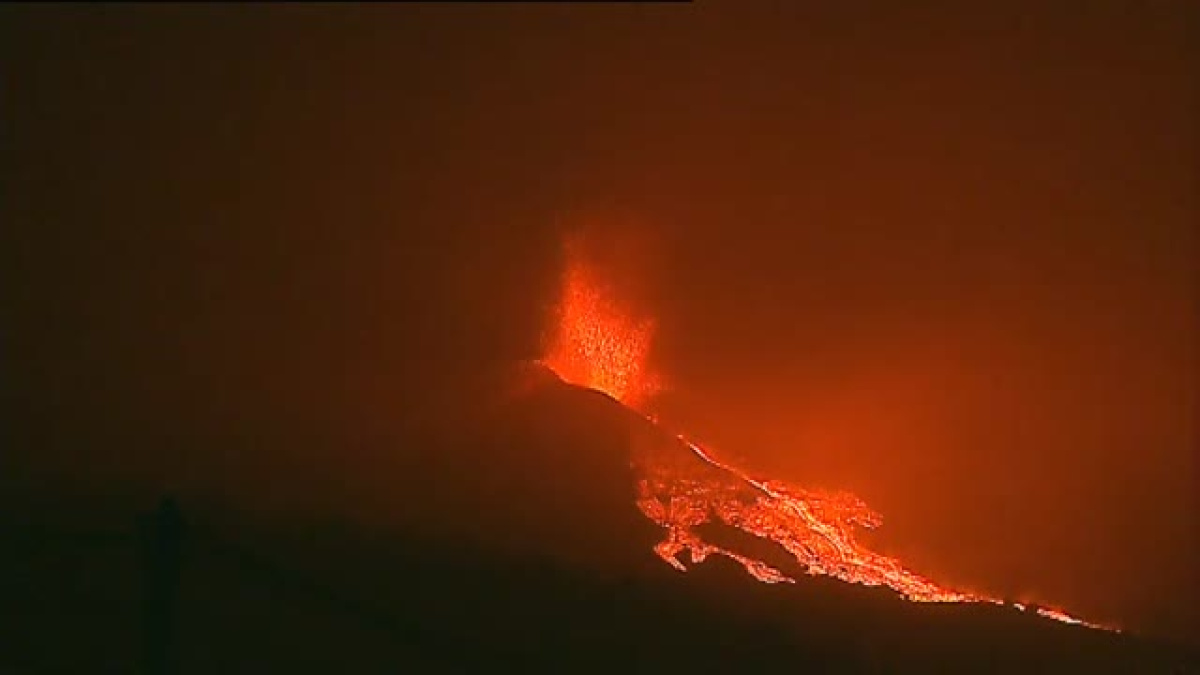 Aumenta la actividad del volcán con más lava empujando las coladas ...