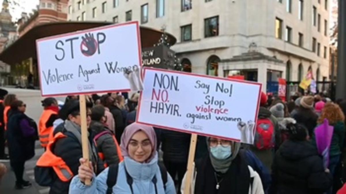 Mujeres de todo el mundo claman contra la violencia machista | Público
