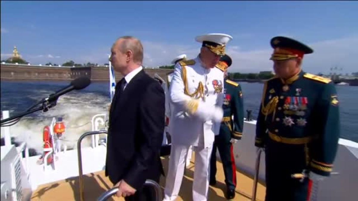 Putin preside un desfile militar en San Petersburgo Público