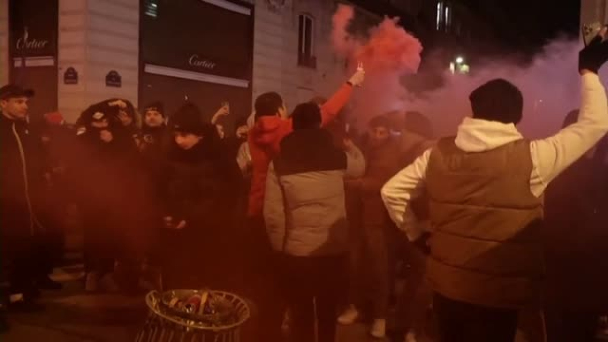 Los aficionados franceses celebran en las calles de París su pase a la ...
