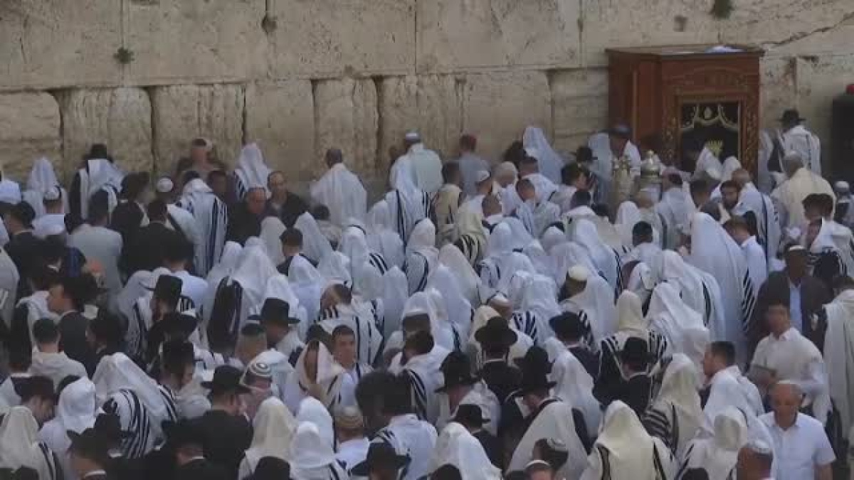 Miles de judíos devotos rezan en el Muro de las Lamentaciones de