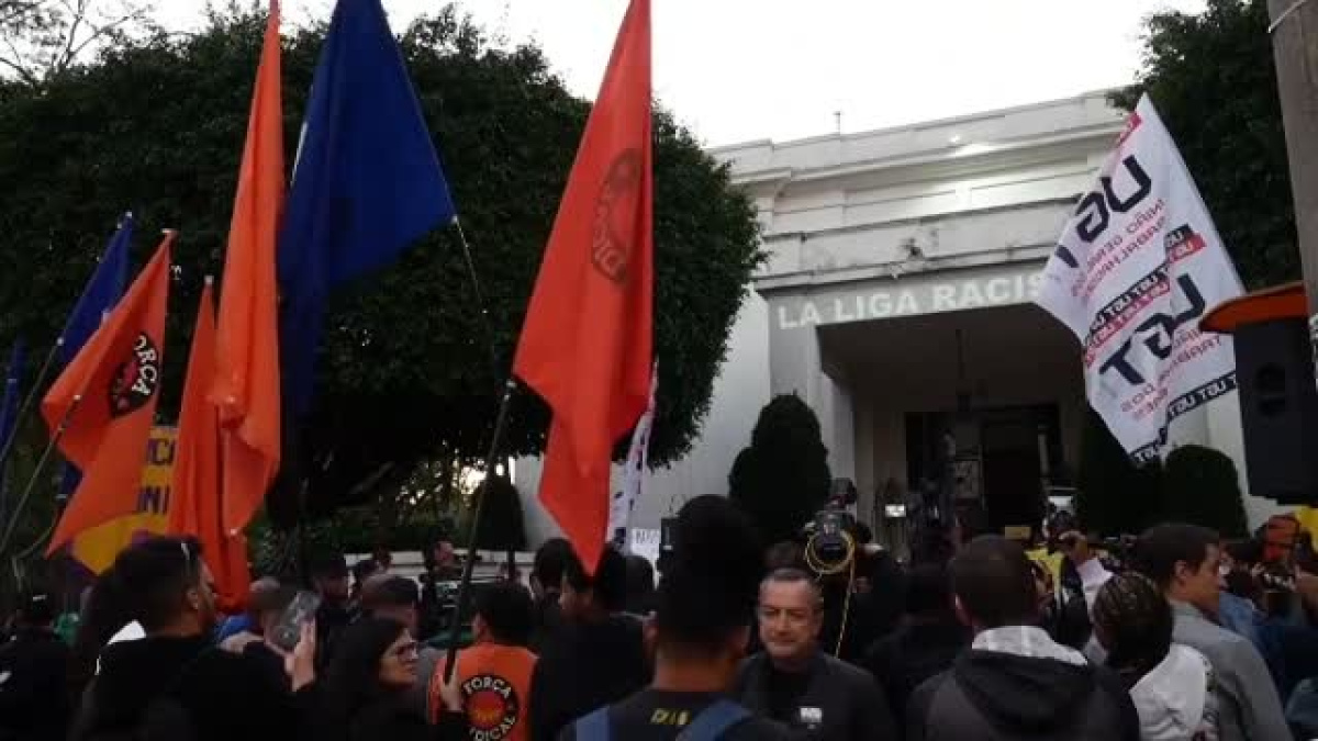 Decenas de personas protestan ante el consulado español de Sao Paulo ...