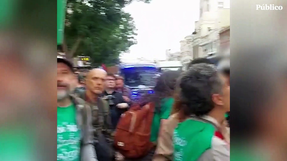 Cordón policial en la protesta de los docentes contra Ayuso | Público