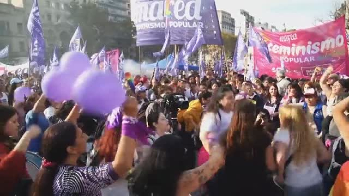Miles de mujeres toman las calles de Buenos Aires contra la violencia ...