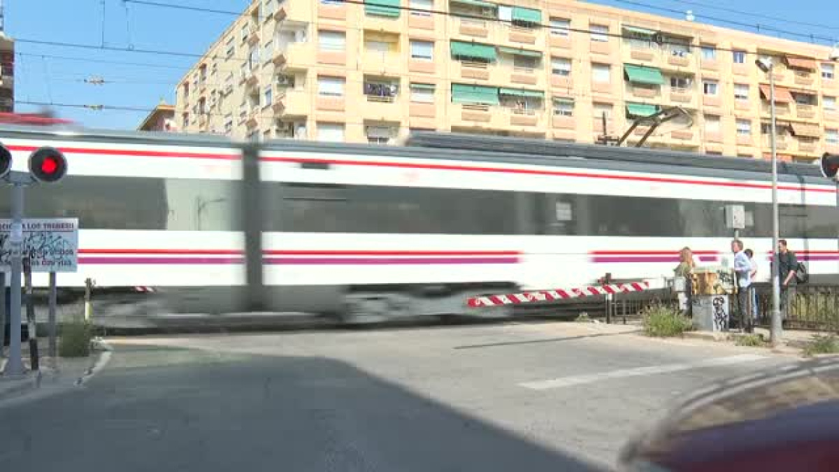 Una joven de 19 años muere al ser arrollada por un tren en un paso a ...