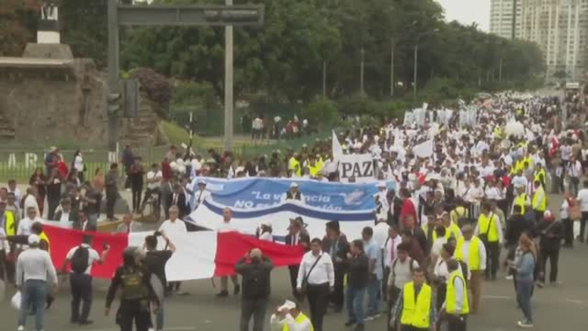 Cientos de personas marchan por la paz en la capital de Perú | Público