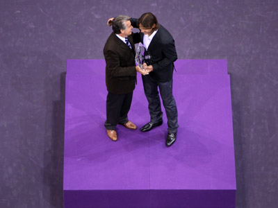 Santana entrega a Nadal el trofeo de número uno durante el Masters de Madrid en 2008.Getty Images.