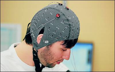 El casco capta la intención mental de movimiento en la corteza motora.