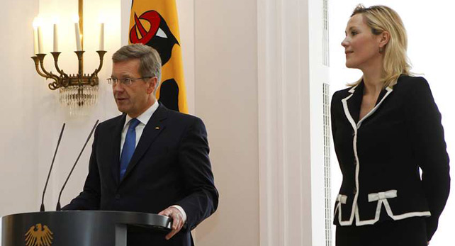 Christian Wulff anuncia su dimisión como presidente federal de Alemania junto a su esposa.