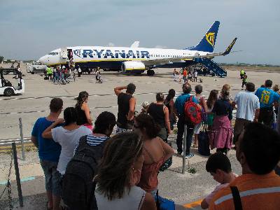 En la imagen, embarque de pasajeros en la aerolínea irlandesa Ryanair. EFE/ArchivoEFE