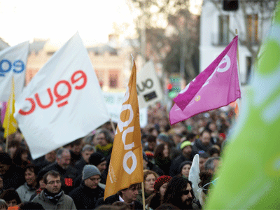 Diferentes insignias de la formación ecosocialista durante una protesta celebrada en Madrid.
