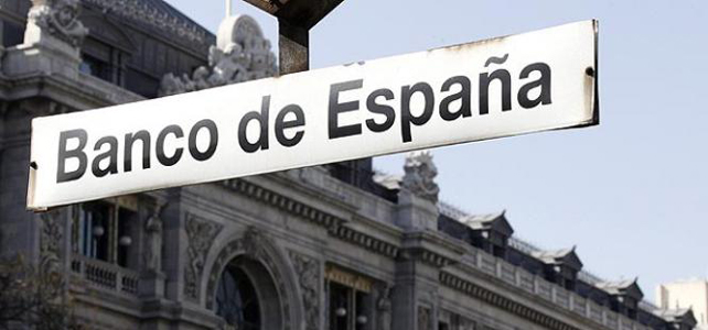 Detalle de la fachada del Banco de España desde la boca de metro cercana.