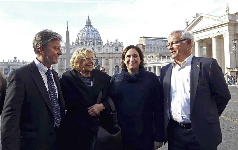 Pedro Santisteve, Joan Ribó, Manuela Carmena y Ada Colau, posan en la plaza de San Pedro del Vaticano.- EFE