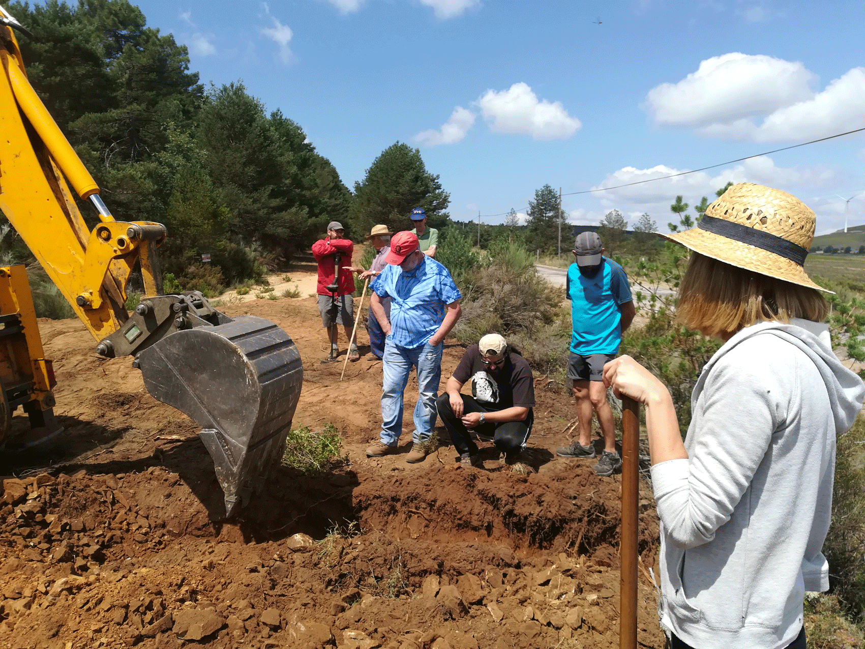 Voluntarios de la ARMH durante la búsqueda de tres desaparecidos del franquismo en Brañuelas (León). P.C.C