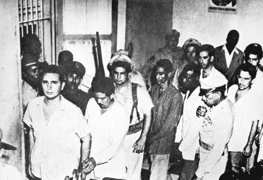 Fidel Castro junto a combatientes del 26 de julio, cuando son capturados