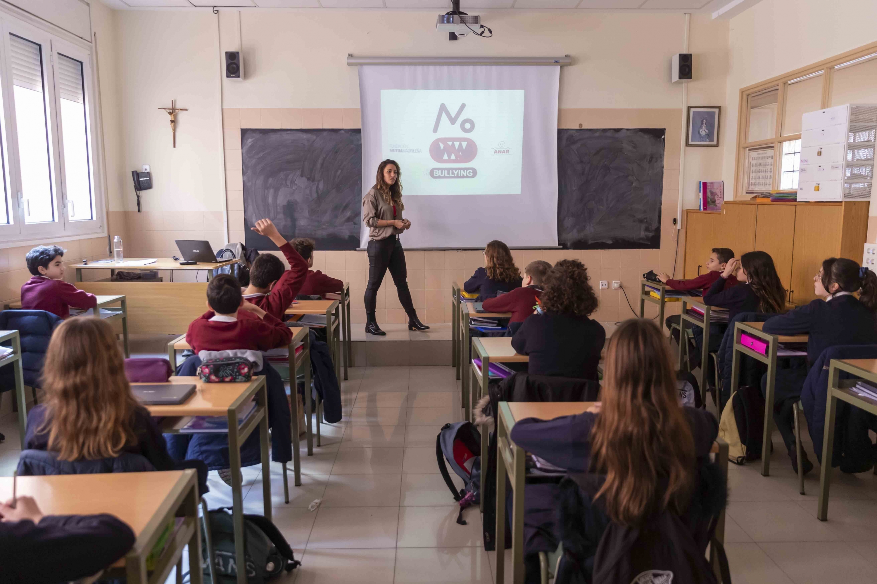 Casi la mitad de los alumnos no hace nada ante el acoso escolar a un ...