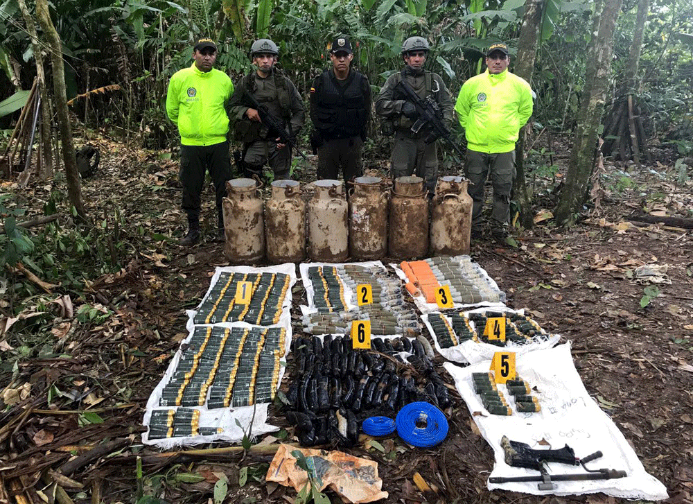 Armas pertenecientes a la disidencia de las FARC halladas en una caleta en el departamento de Guaviare (Colombia). EFE/ Policía de Colombia.