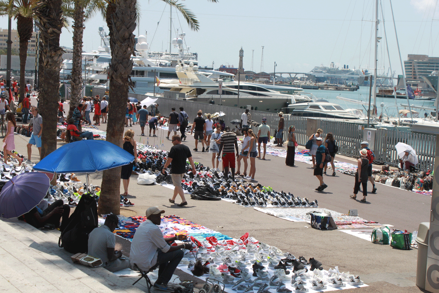 El 'top manta' de la Barceloneta.