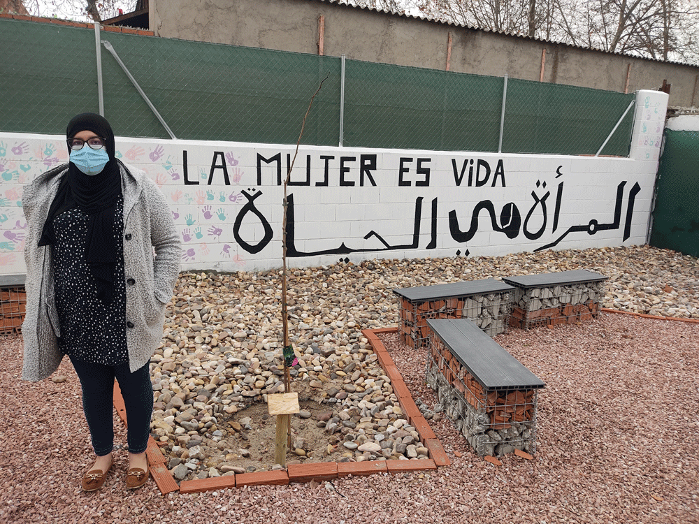 Fátima El Imlahi posa para Público delante de un mural que reza “La mujer es vida”