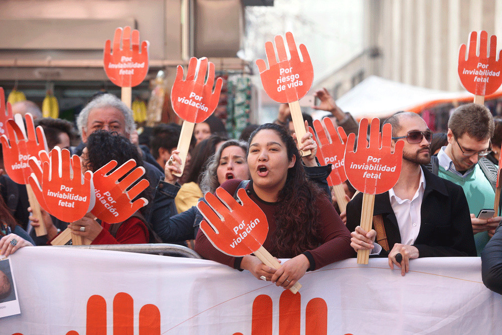 Un grupo de Mujeres pro aborto gritan arengas durante una protesta en las afueras del Tribunal Constitucional, este lunes en Santiago. EFE